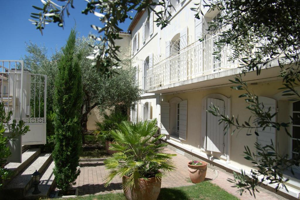 Hotel Du Cheval Blanc Saint-Rémy-de-Provence エクステリア 写真